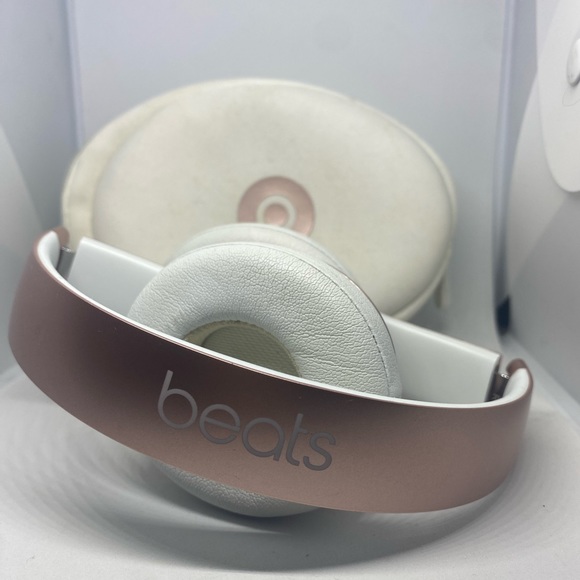 Selling Beats solos wireless (blush pink) with the white bag ( free) included - Picture 3 of 4